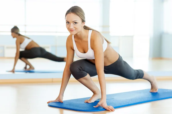 Vrouw in klasse van de dansaerobics — Stockfoto