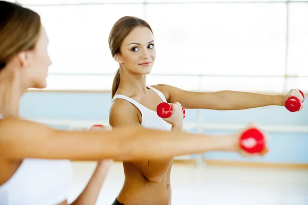 Strengthening her muscles. — Stock Photo, Image