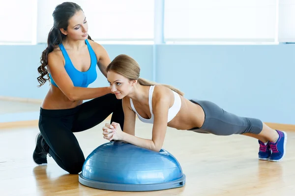 Frau macht Liegestütze. — Stockfoto