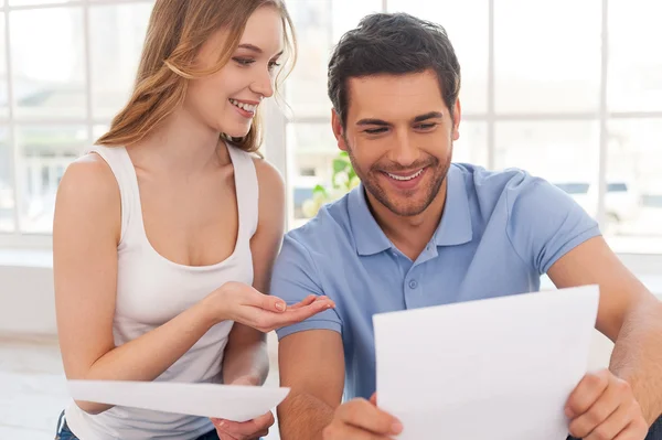 Casal que examina documentos . — Fotografia de Stock