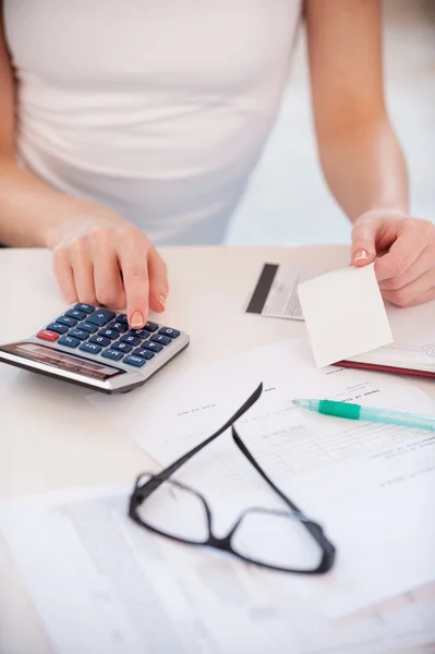 Calculating expenses. — Stock Photo, Image