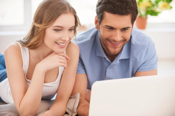 Couple surfing the net together — Stock Photo, Image