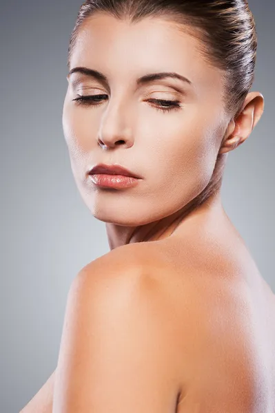 Mature woman looking over shoulder — Stock Photo, Image