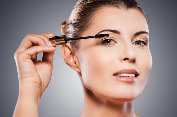 Woman doing make-up. — Stock Photo, Image