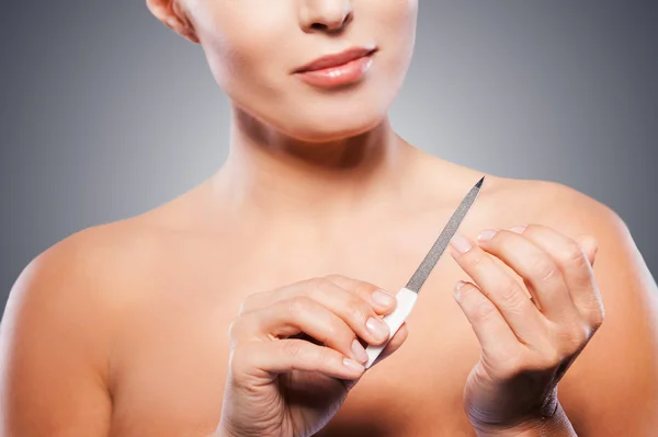 Cuidando sus uñas . — Foto de Stock