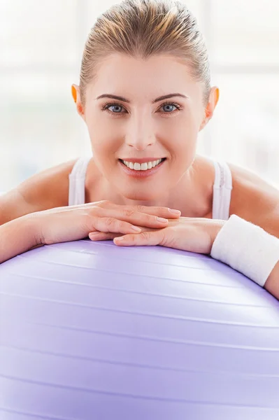 Woman with exercise ball. — Stock Photo, Image