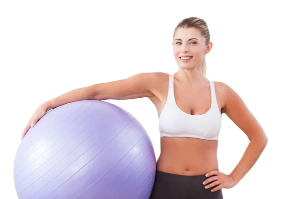 Žena držící fitness míč — Stock fotografie