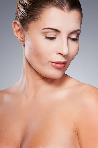 Mature woman looking at her shoulder — Stock Photo, Image