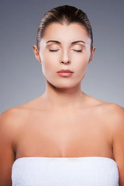 Mature woman wrapped in towel — Stock Photo, Image