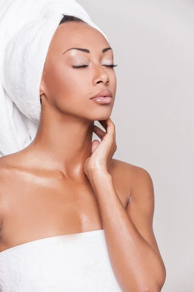 Afro-American woman wrapped in towel — Stock Photo, Image