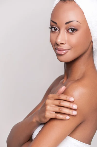 Афро-американская женщина без рубашки — стоковое фото