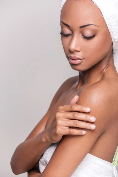 Mujer afroamericana sin camisa — Foto de Stock