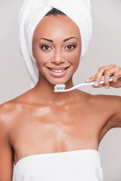 Femme afro-américaine tenant une brosse à dents — Photo