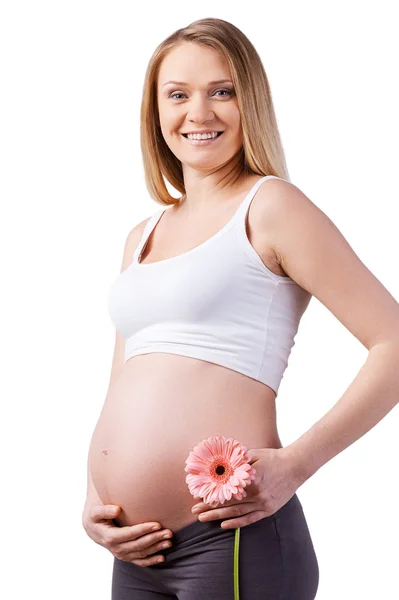 Gravid kvinna med blomma. — Stockfoto