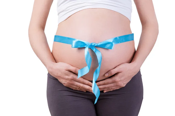 ブルーのリボンと妊娠中の女性 — ストック写真