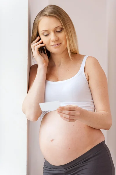 Mulher grávida falando no telefone celular — Fotografia de Stock