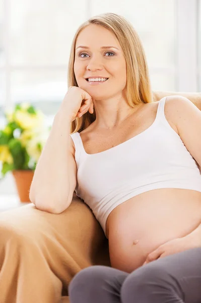 Mujer embarazada soñando día . — Foto de Stock