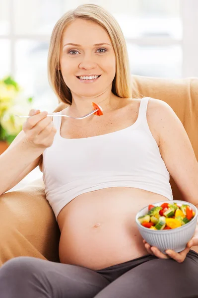 Mulher grávida comendo salada — Fotografia de Stock