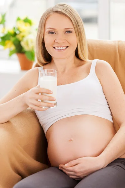 Schwangere trinkt Milch. — Stockfoto