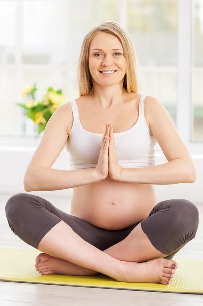 Mujer embarazada mediando — Foto de Stock