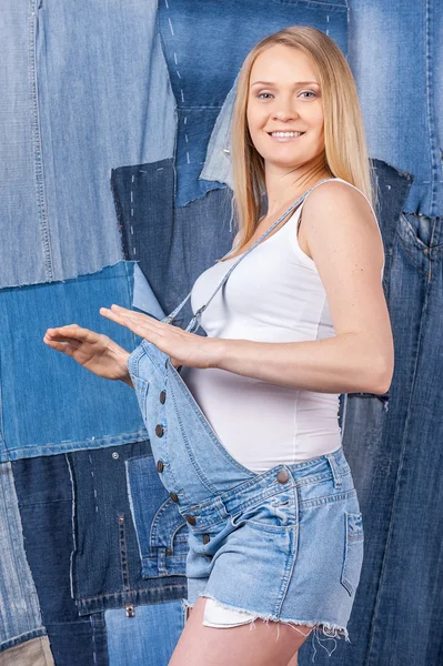 Gravid kvinna i jeans kläder — Stockfoto