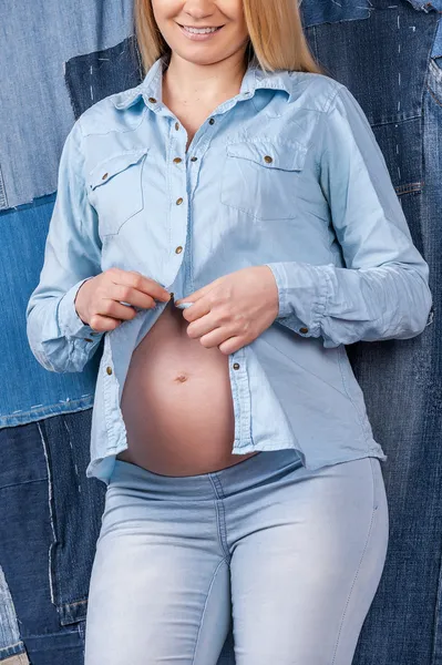 Pregnant woman dressing  jeans shirt — Stock Photo, Image