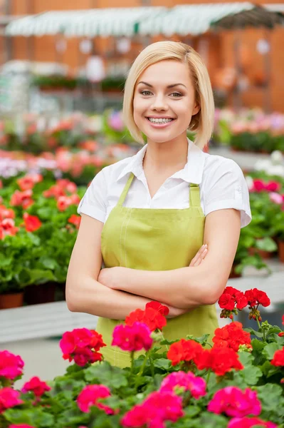 Woman in greenhouse — Stock Photo, Image