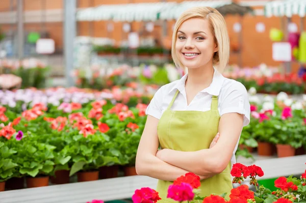 Woman in greenhouse — Stock Photo, Image