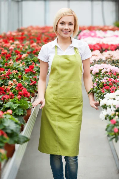 Woman in greenhouse — Stock Photo, Image