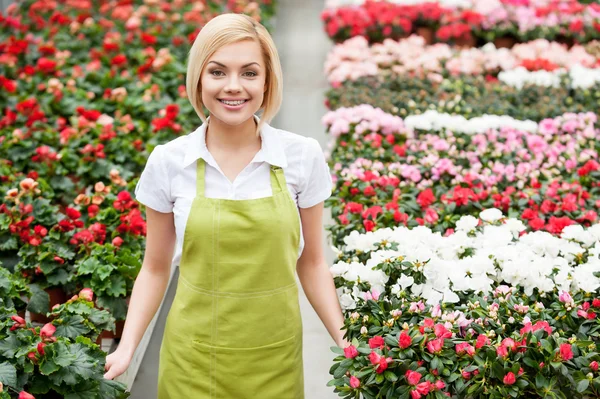 Woman in greenhouse — Stock Photo, Image