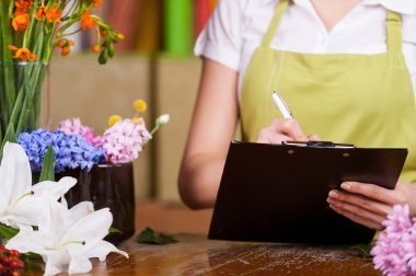 İşyerinde kadın çiçekçi.