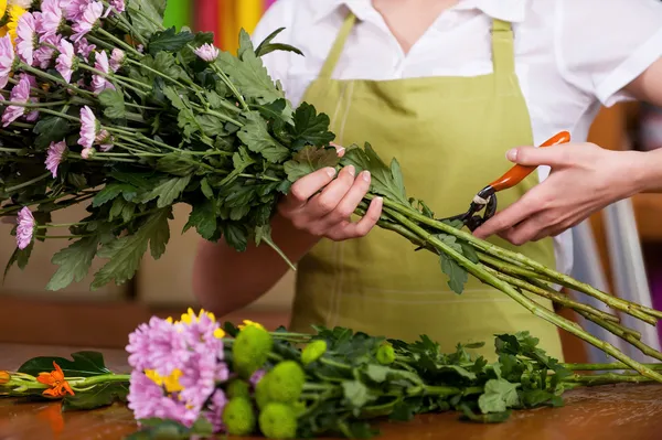 Florista no trabalho. — Fotografia de Stock