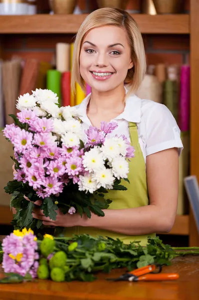 Fazendo um belo ramo de flores . — Fotografia de Stock