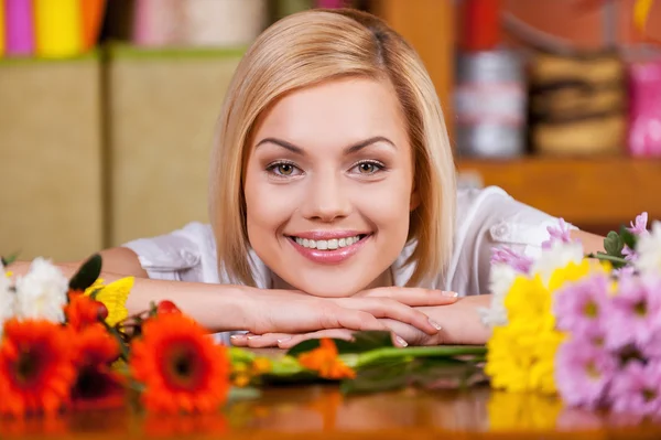 Beautiful female florist. — Stock Photo, Image