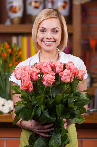 Florista com um monte de rosas . — Fotografia de Stock