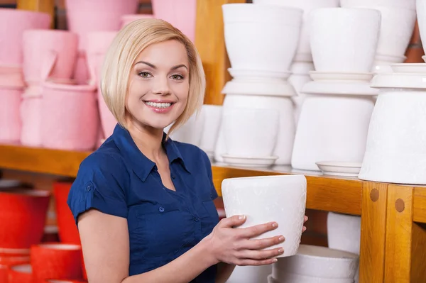 Mulher segurando um vaso de flores — Fotografia de Stock