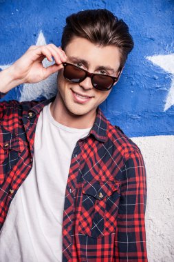 checked gömlekli erkek modeli