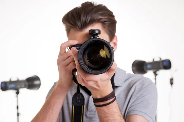 Hombre disparándote con cámara digital — Foto de Stock