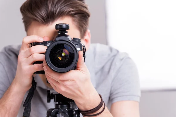 Чоловік фокусується на вас за допомогою цифрової камери — стокове фото