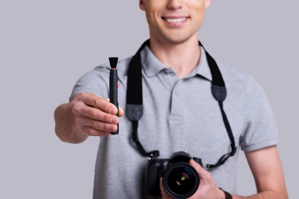 Hombre sosteniendo cámara digital — Foto de Stock