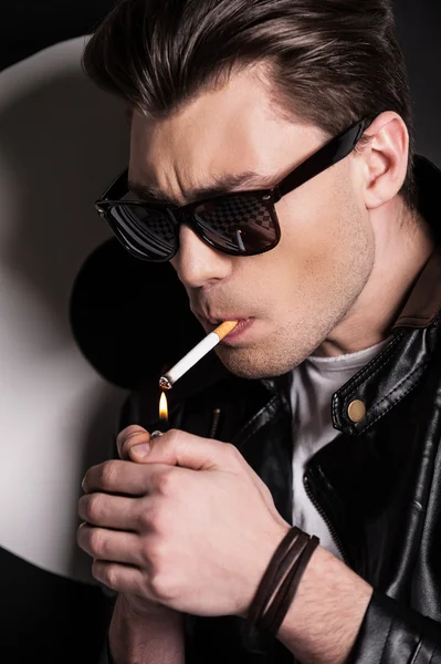 Manlig modell tända en cigarett — Stockfoto