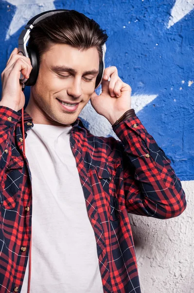 Listening to his favorite music. — Stock Photo, Image