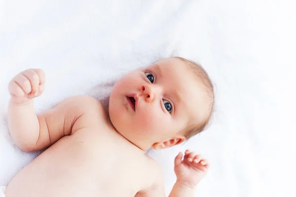 Niedliches und neugieriges Baby. — Stockfoto