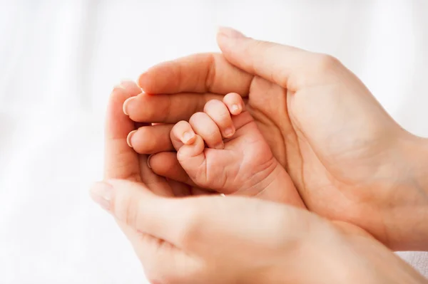 Padre cogido de la mano del bebé — Foto de Stock