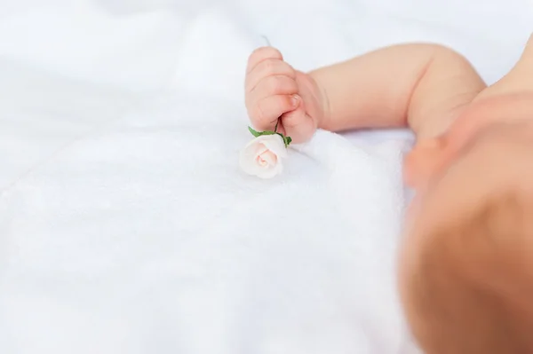 Baby mit Blume. — Stockfoto