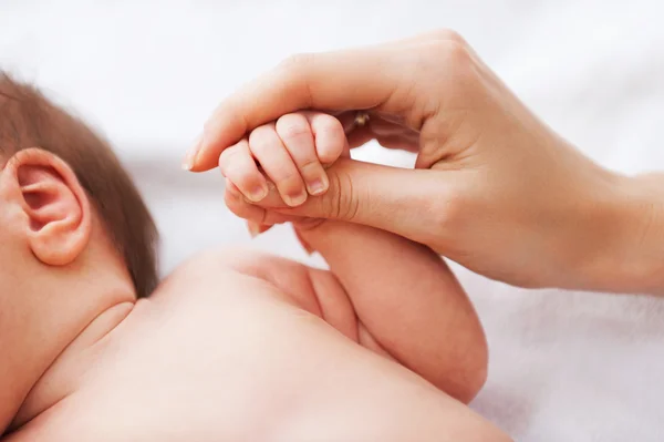 Vater hält Hand des Babys — Stockfoto