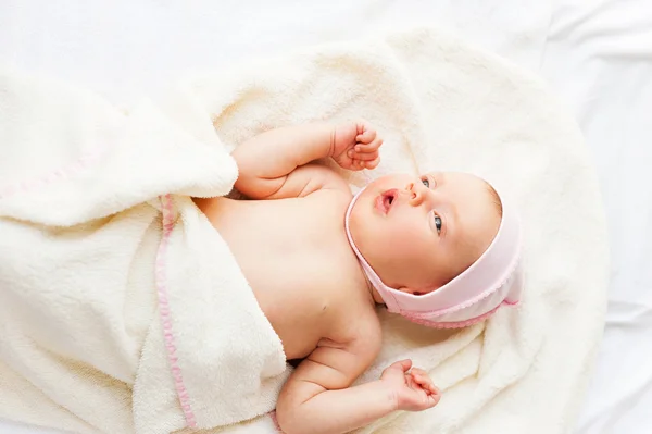 小さな赤ちゃんのベッドで横になっています。 — ストック写真