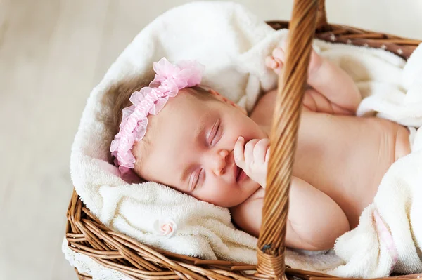 Bebê bonito em uma cesta perversa — Fotografia de Stock