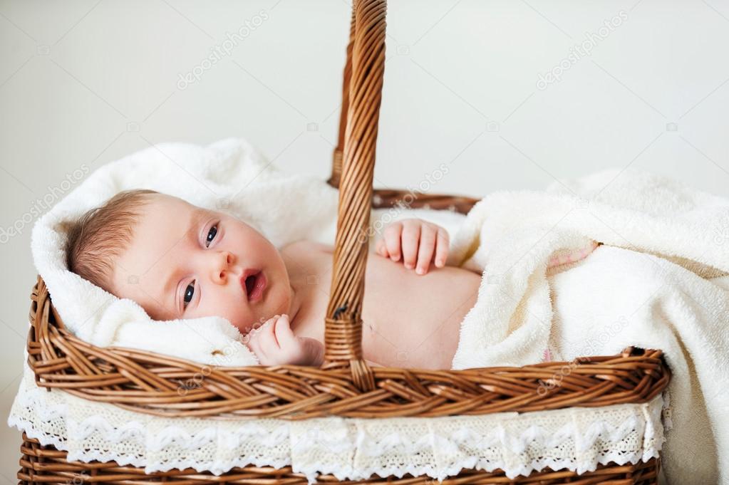 Baby in wicker basket. — Stock Photo © gstockstudio 45380159