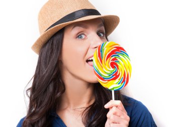 büyük bir lolipop yalıyor kadın